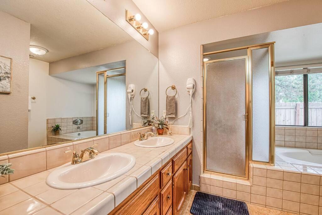 Willa Stylish 3Br/2Ba Retreat W/ Pool! Dream Getaway Fresno Zewnętrze zdjęcie
