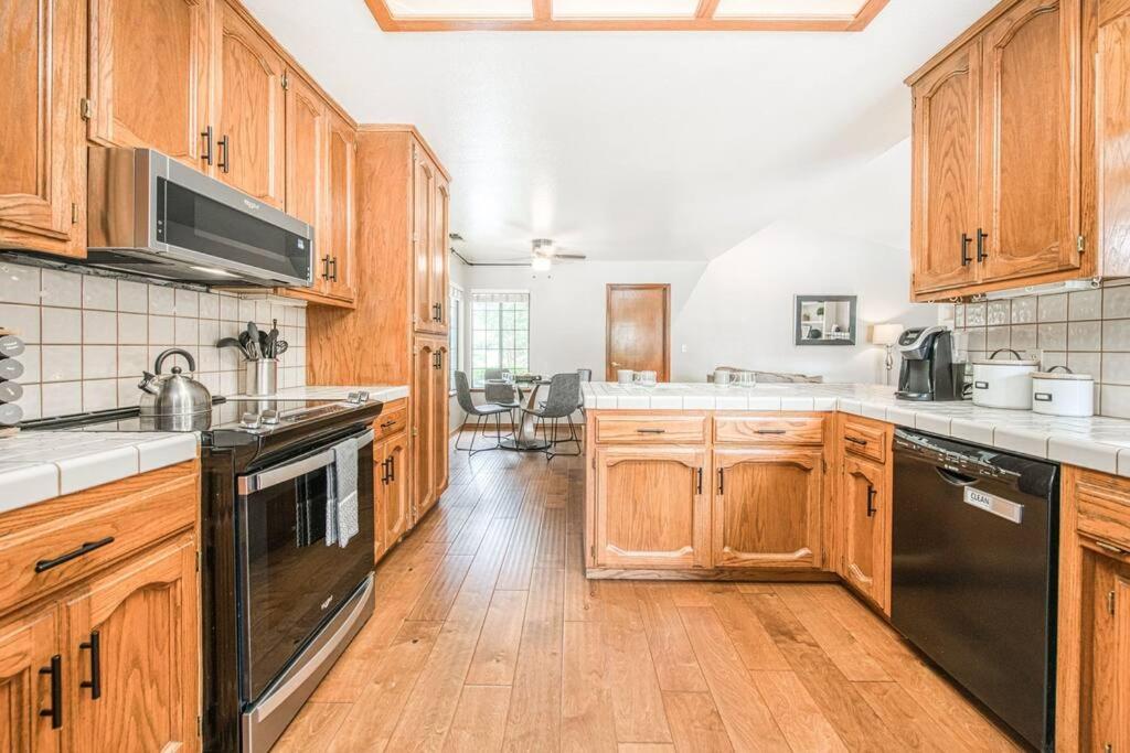Willa Stylish 3Br/2Ba Retreat W/ Pool! Dream Getaway Fresno Zewnętrze zdjęcie