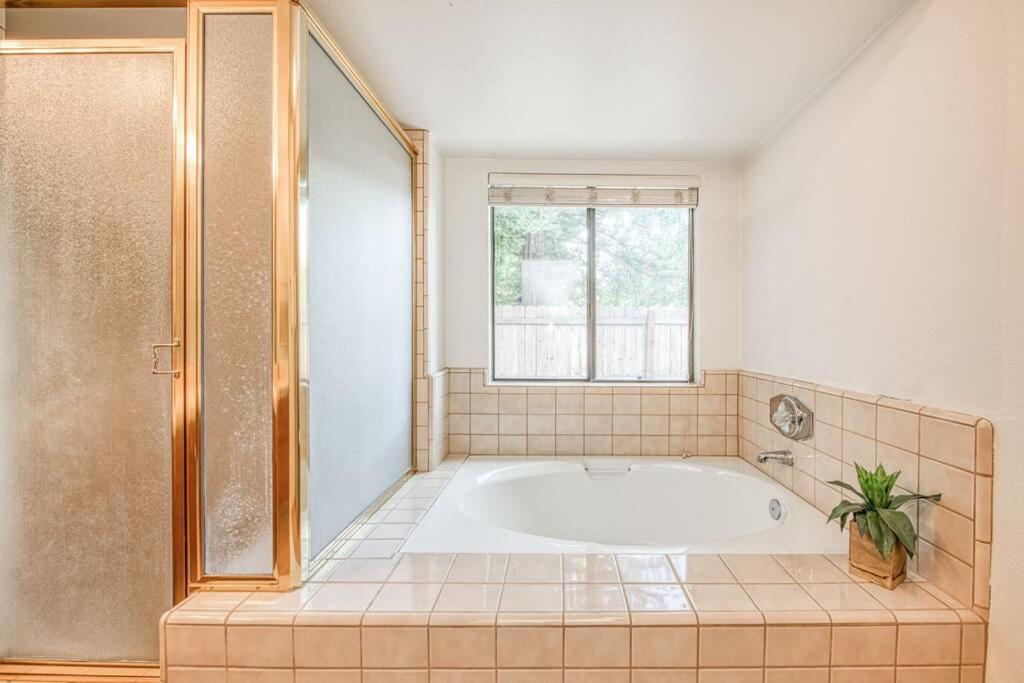 Willa Stylish 3Br/2Ba Retreat W/ Pool! Dream Getaway Fresno Zewnętrze zdjęcie